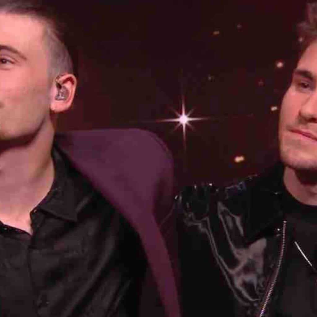 Star Academy : Pierre et Julien finalistes, les deux élèves froidement accueillis au château