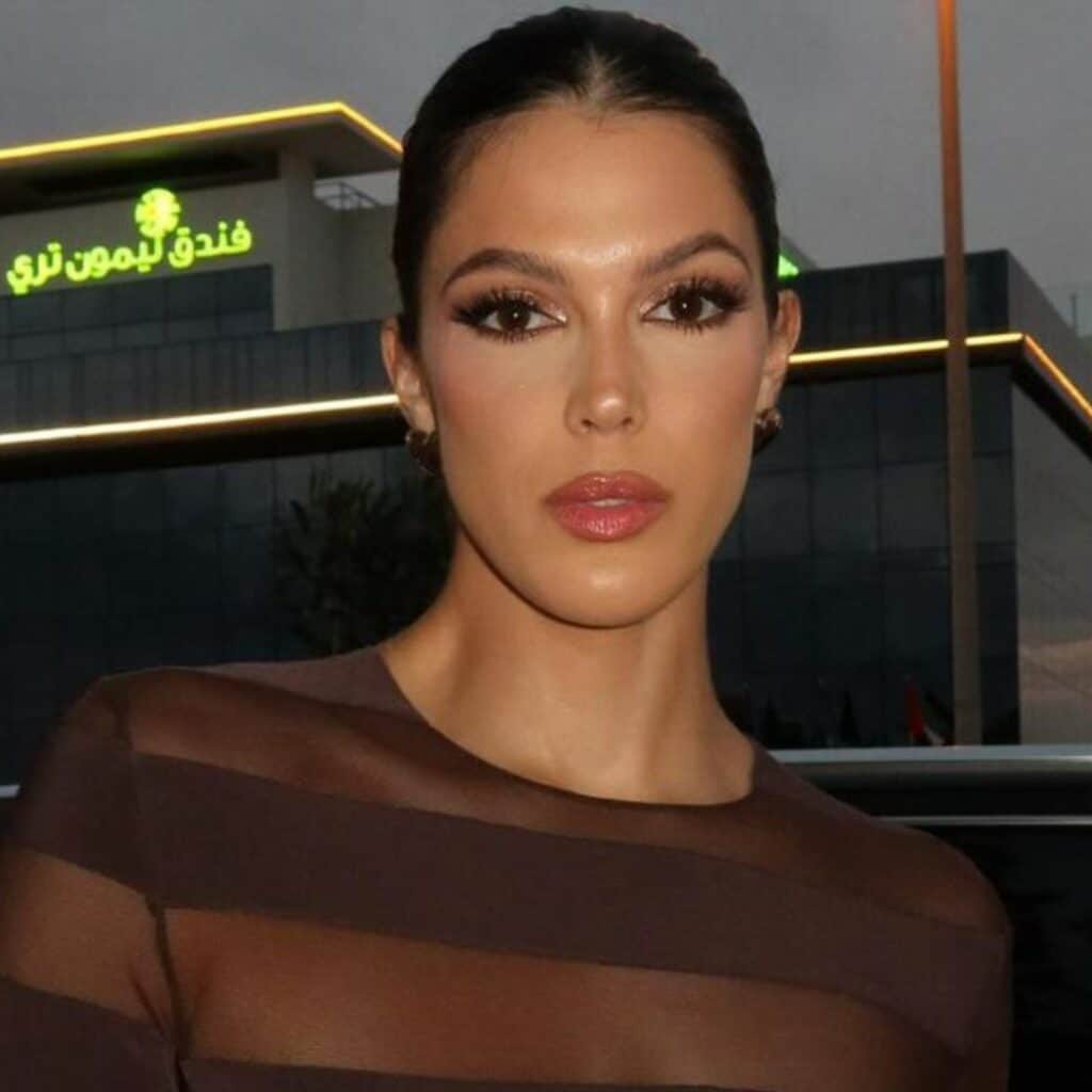 Iris Mittenaere : son tout nouveau look salué par les internautes