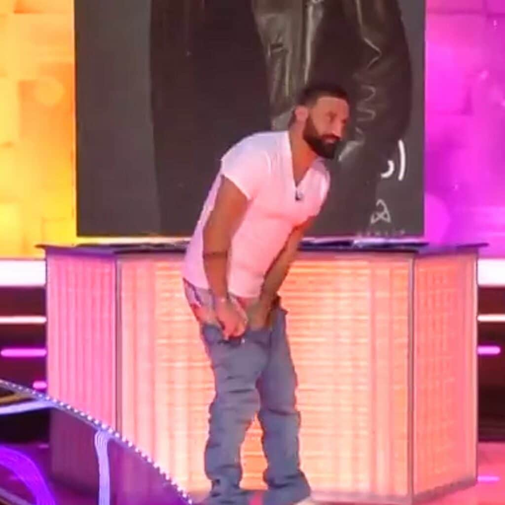 TPMP : Cyril Hanouna baisse son pantalon "trop serré" en pleine émission