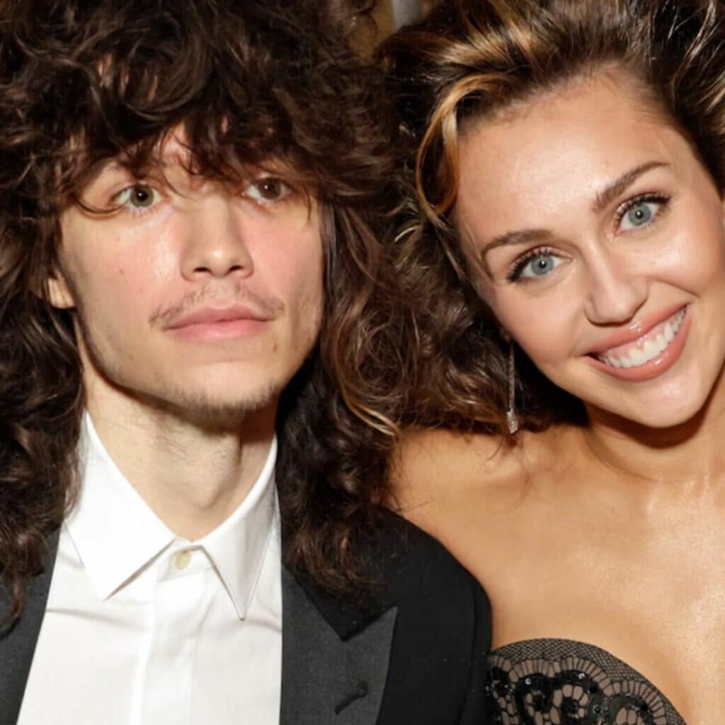 Miley Cyrus récompensée aux Grammy Awards : l'identité de son compagnon se précise
