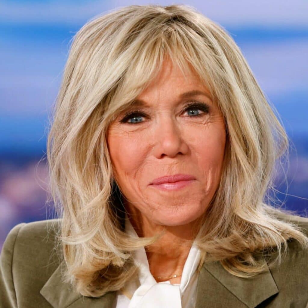 Brigitte Macron : la première Dame surprend en adoptant un total look cuir style Matrix