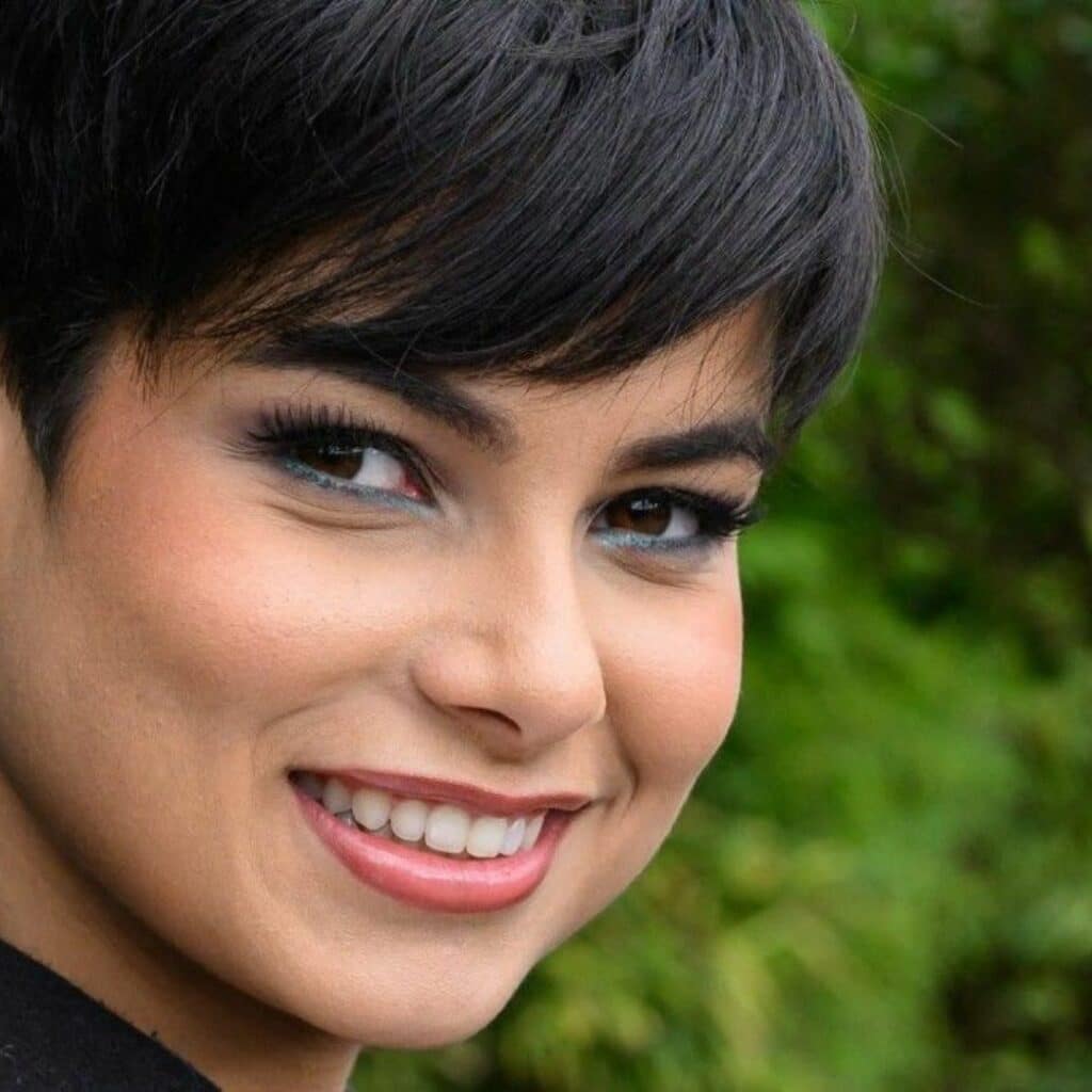 Ève Gilles (Miss France 2024) : somptueuse en crop et jupe, les compliments fusent pour la reine de beauté