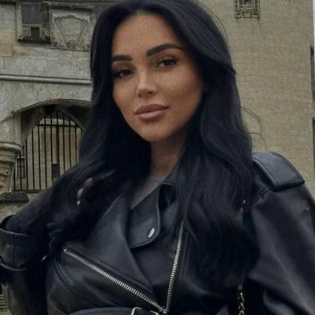 Fidji Ruiz enceinte : admise aux urgences, sa main a triplé de volume