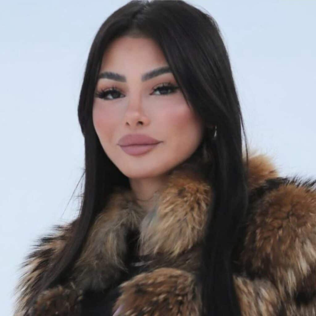 Maeva Ghennam : en vacances à Courchevel, les internautes surpris par sa morphologie