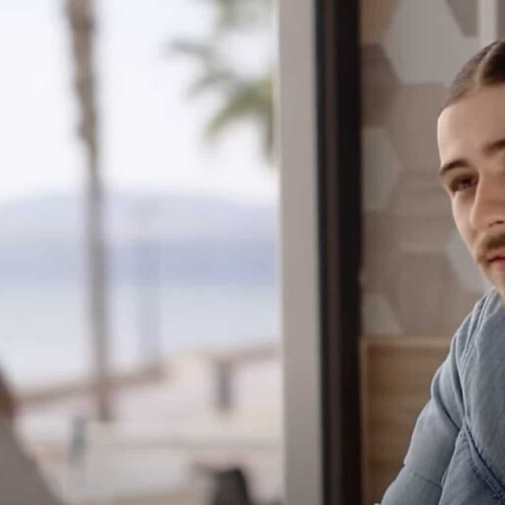 Pierre Garnier (Star Academy) : en couple dans son clip avec une charmante brune au corps de rêve