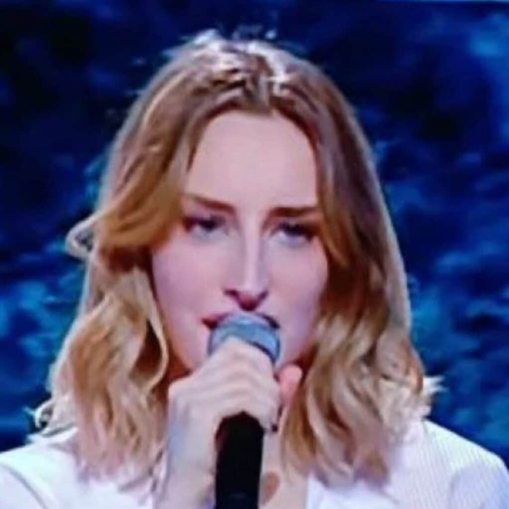 Les Enfoirés 2024 : qui était la chanteuse "inconnue" pendant le spectacle ?