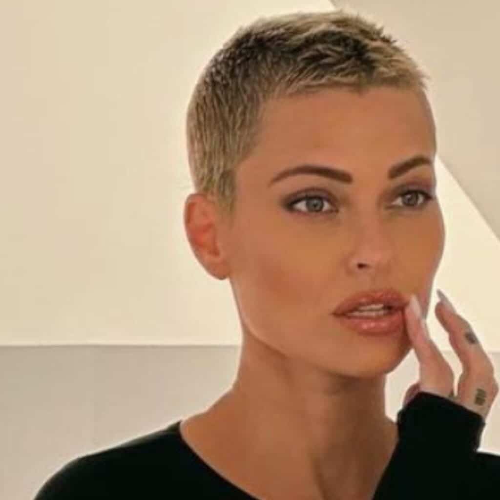 "Je tire trop sur la corde" : Caroline Receveur guérie de son cancer, une séquelle la "frustre"