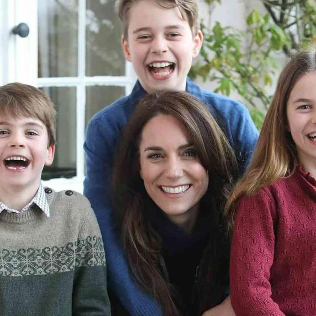 Kate Middleton : après avoir retouché sa récente photo de famille, les internautes suspectent quelque chose