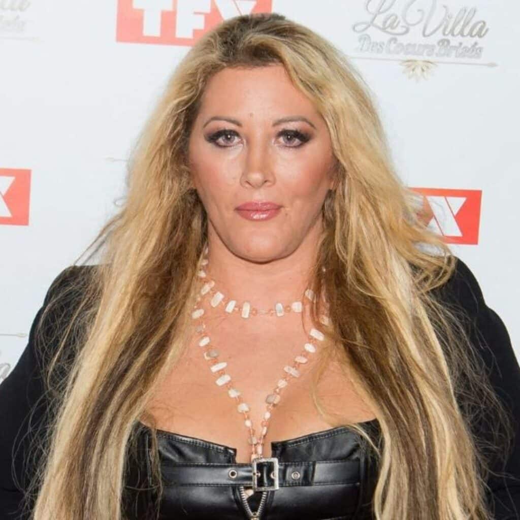 Loana : trois semaines après son hospitalisation, elle réapparait très retouchée