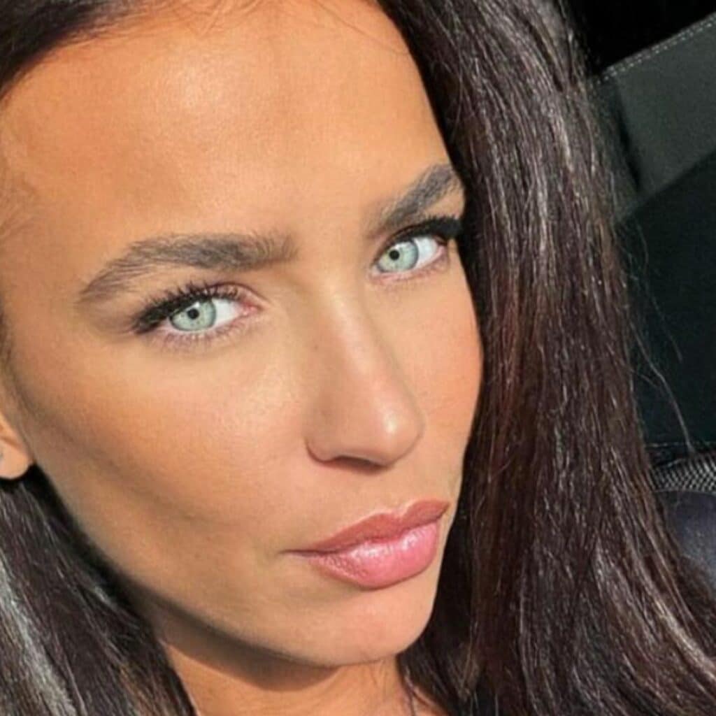 Julie Ricci : l'ex de Pierre-Jean Cabrieres se montre très proche d'un homme, elle règle ses comptes