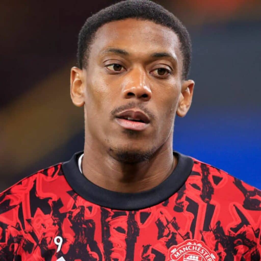 Anthony Martial : en couple et déjà infidèle à sa chérie ? Il est aperçu très proche d'une autre jeune femme