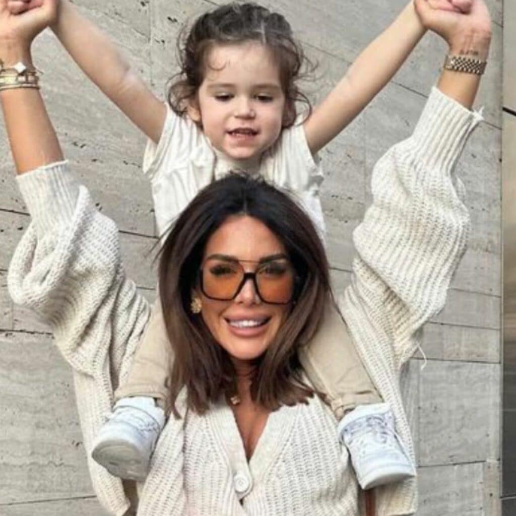 Laura Lempika : bloquée par les inondations de Dubaï avec son fils, ses propos interpellent