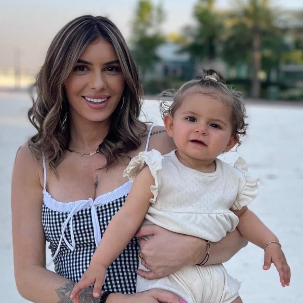 Sarah Lopez : critiquée après une vidéo avec sa fille, elle réagit et met les choses au clair