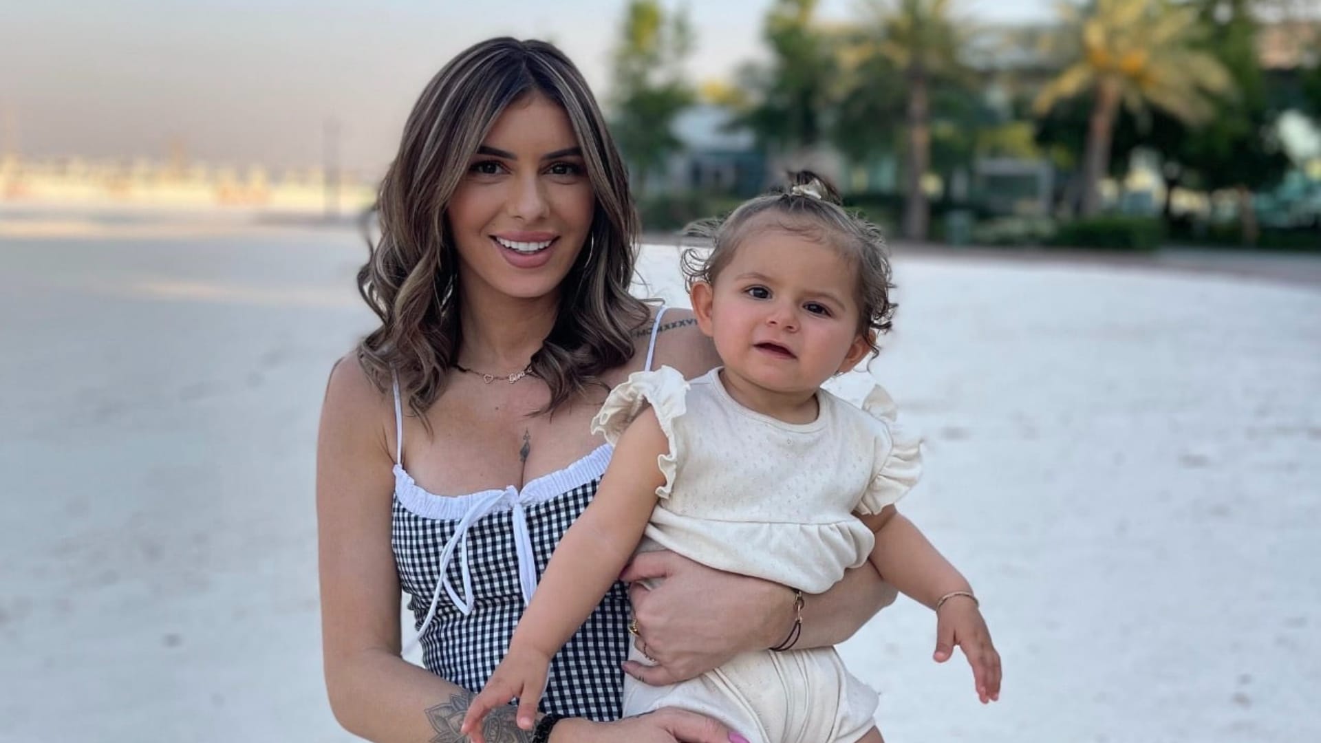 Sarah Lopez : critiquée après une vidéo avec sa fille, elle réagit et met les choses au clair