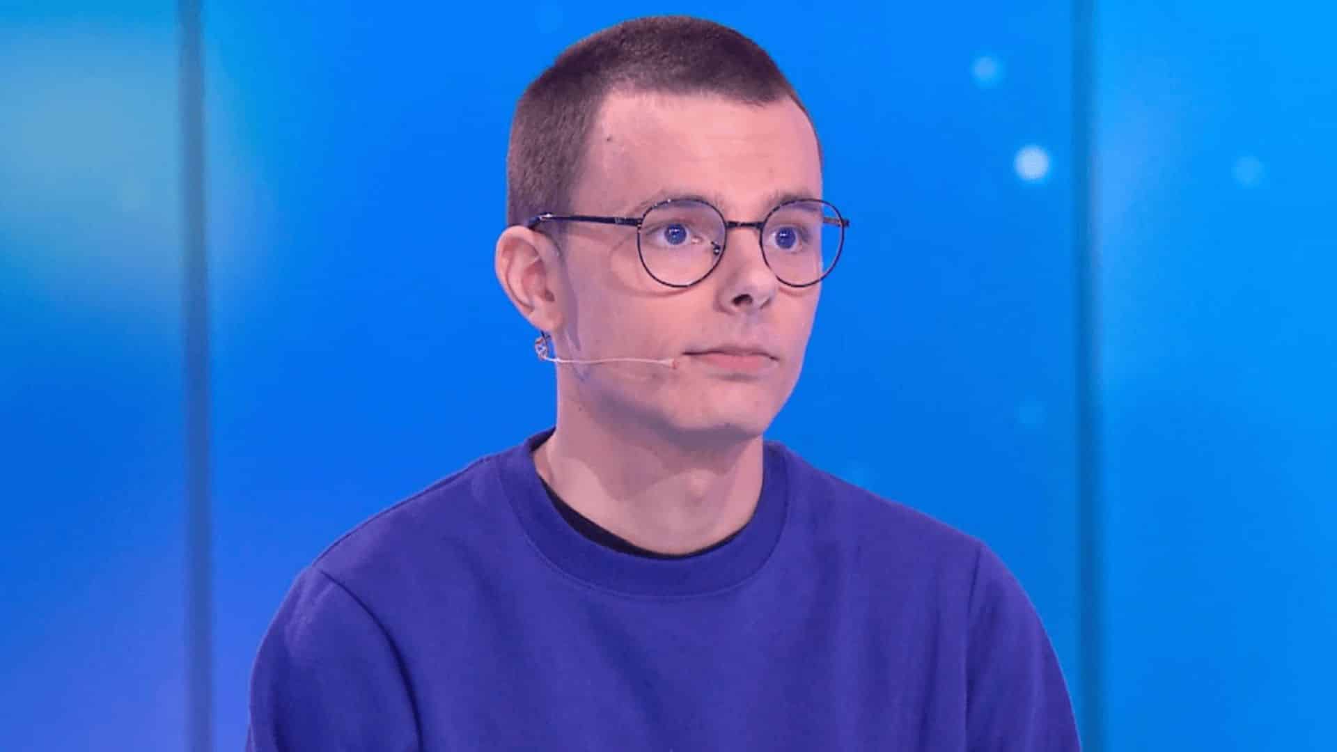 Emilien (Les 12 coups de midi) : il tente de se rendre au cinéma mais a été refoulé à l'entrée