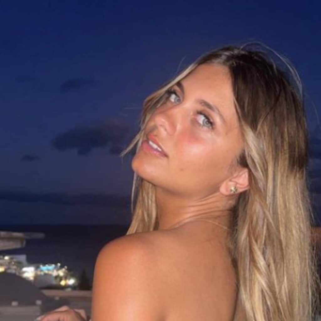 Lou (Secret Story) : en couple à l'extérieur de l'aventure, on sait à quoi ressemble son chéri