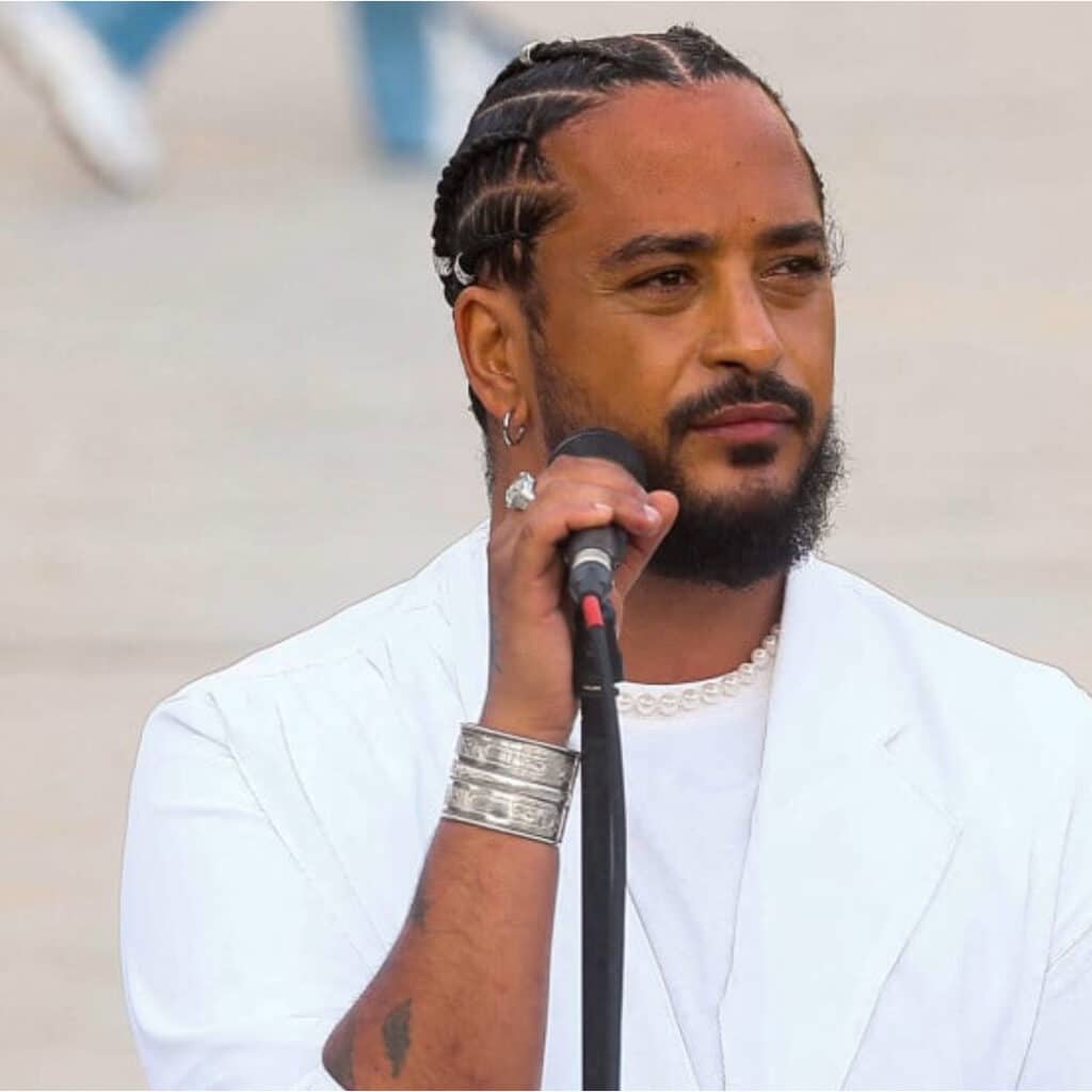 Slimane : le chanteur fait sensation sur le parvis de Notre-Dame de Paris