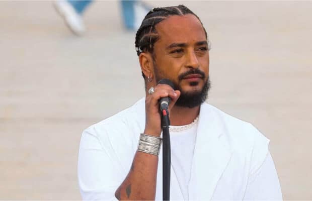 Slimane : le chanteur fait sensation sur le parvis de Notre-Dame de Paris