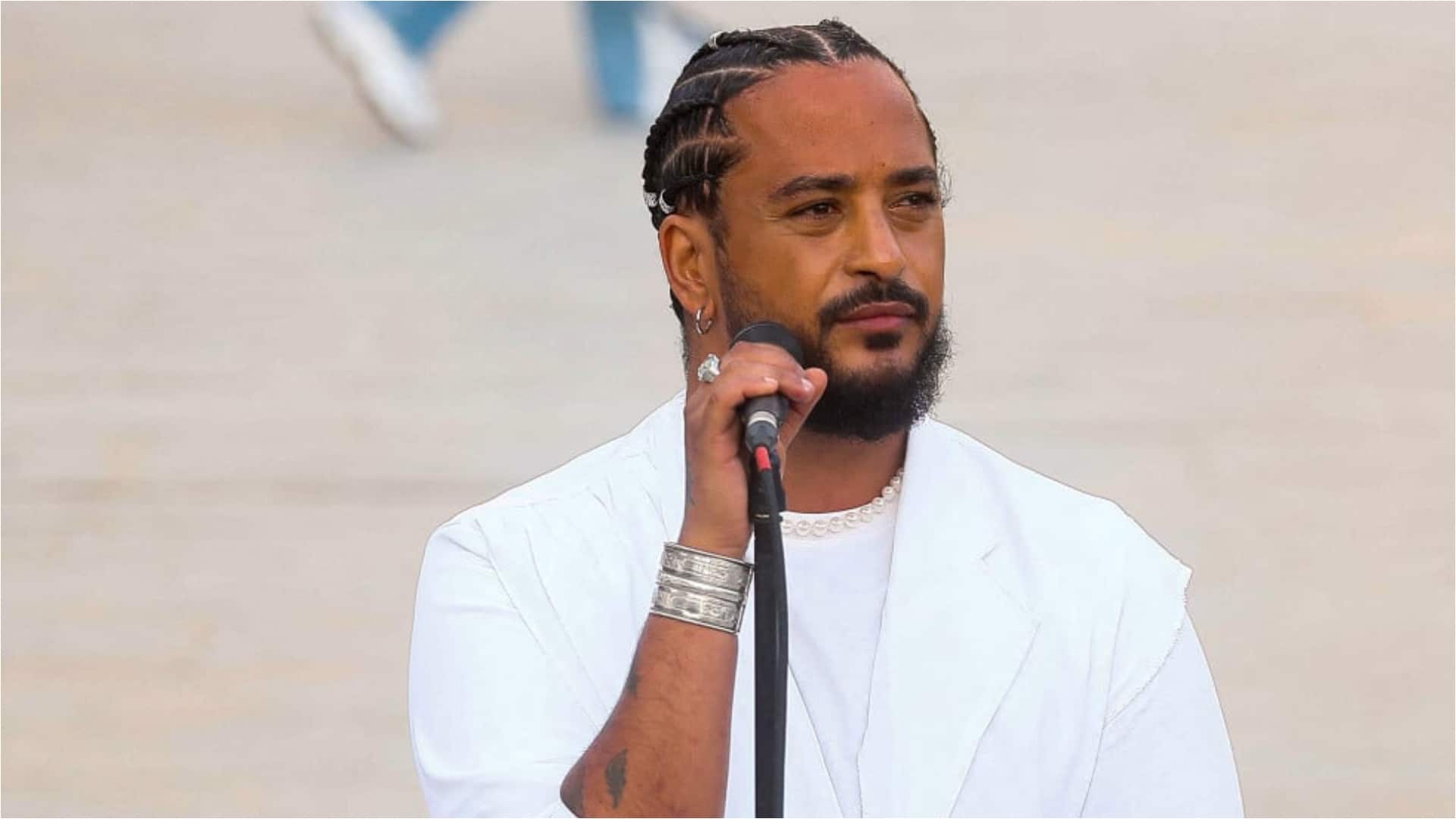 Slimane : le chanteur fait sensation sur le parvis de Notre-Dame de Paris