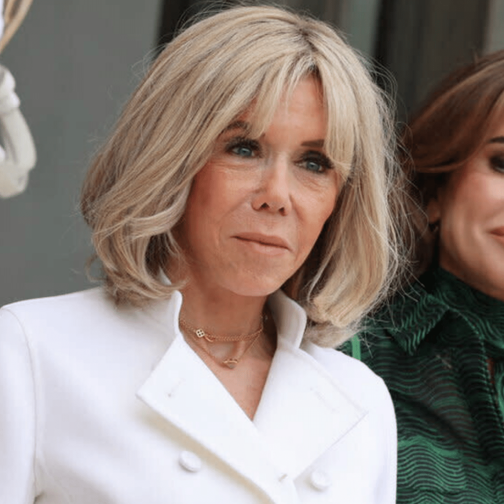 Brigitte Macron : en mini jupe, le récent et total look blanc de la Première dame épate