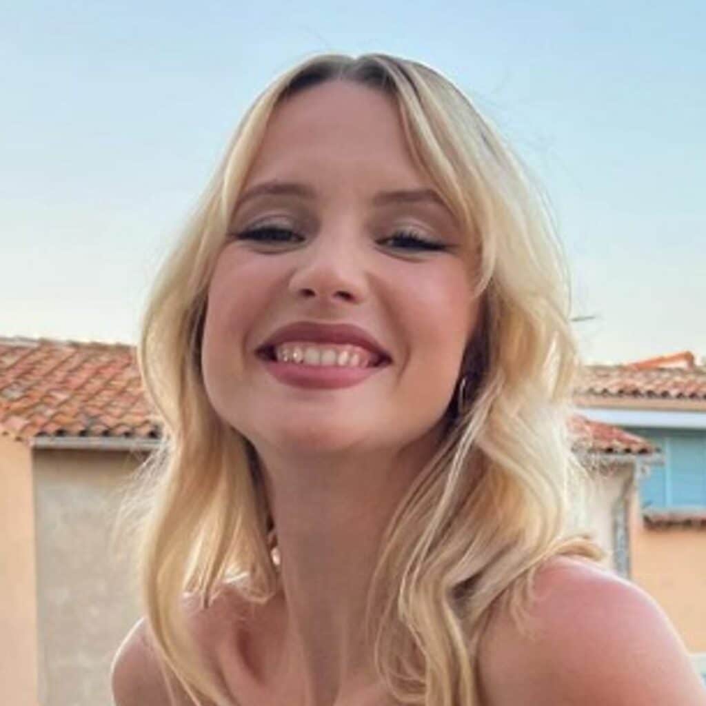 Angèle : 28 ans et en crop top sans soutien-gorge, ses fans conquis