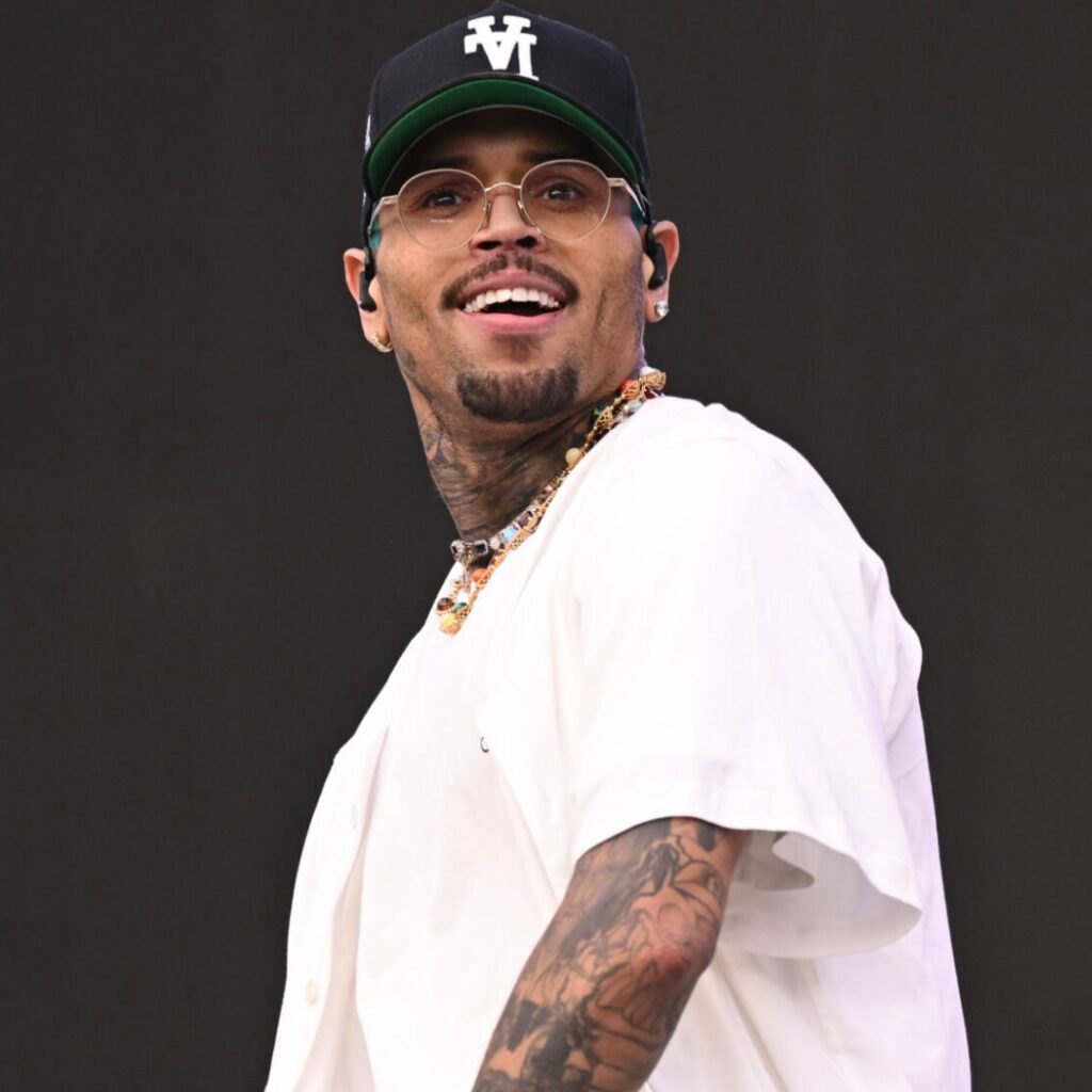 Chris Brown : le chanteur en montre un petit peu trop lors d’un concert