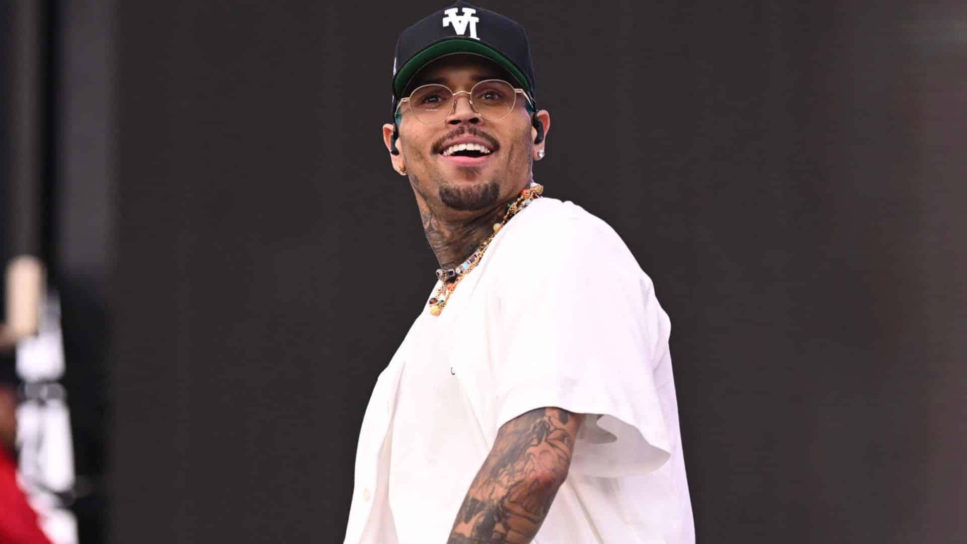 Chris Brown : le chanteur en montre un petit peu trop lors d’un concert