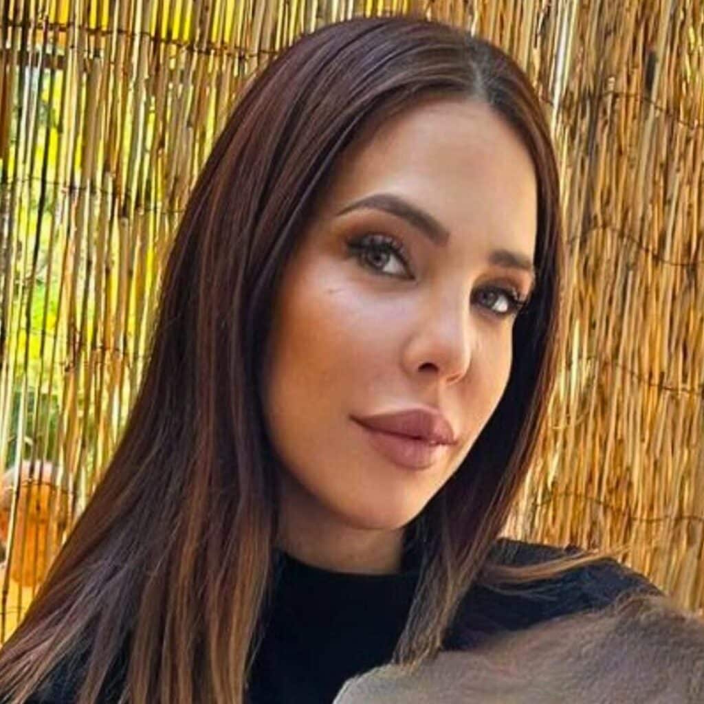 Kim Glow maman : complexée par son corps, elle se livre sur sa prochaine opération de chirurgie esthétique