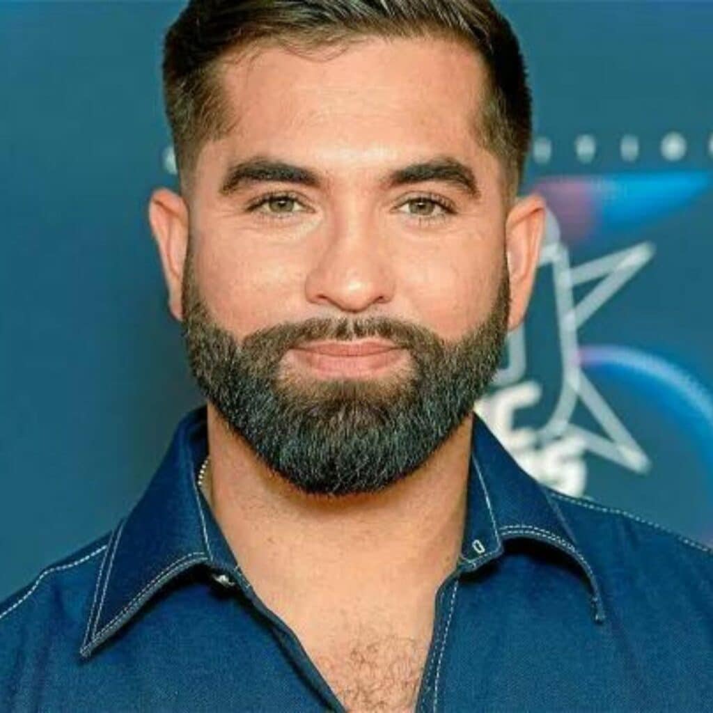 Kendji Girac : le chanteur réapparaît dans une vidéo avec un jeune fan