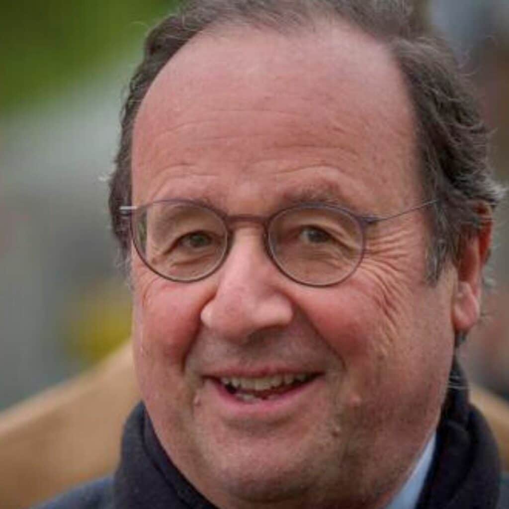François Hollande : il boit une bière d’un seul coup et la vidéo devient virale