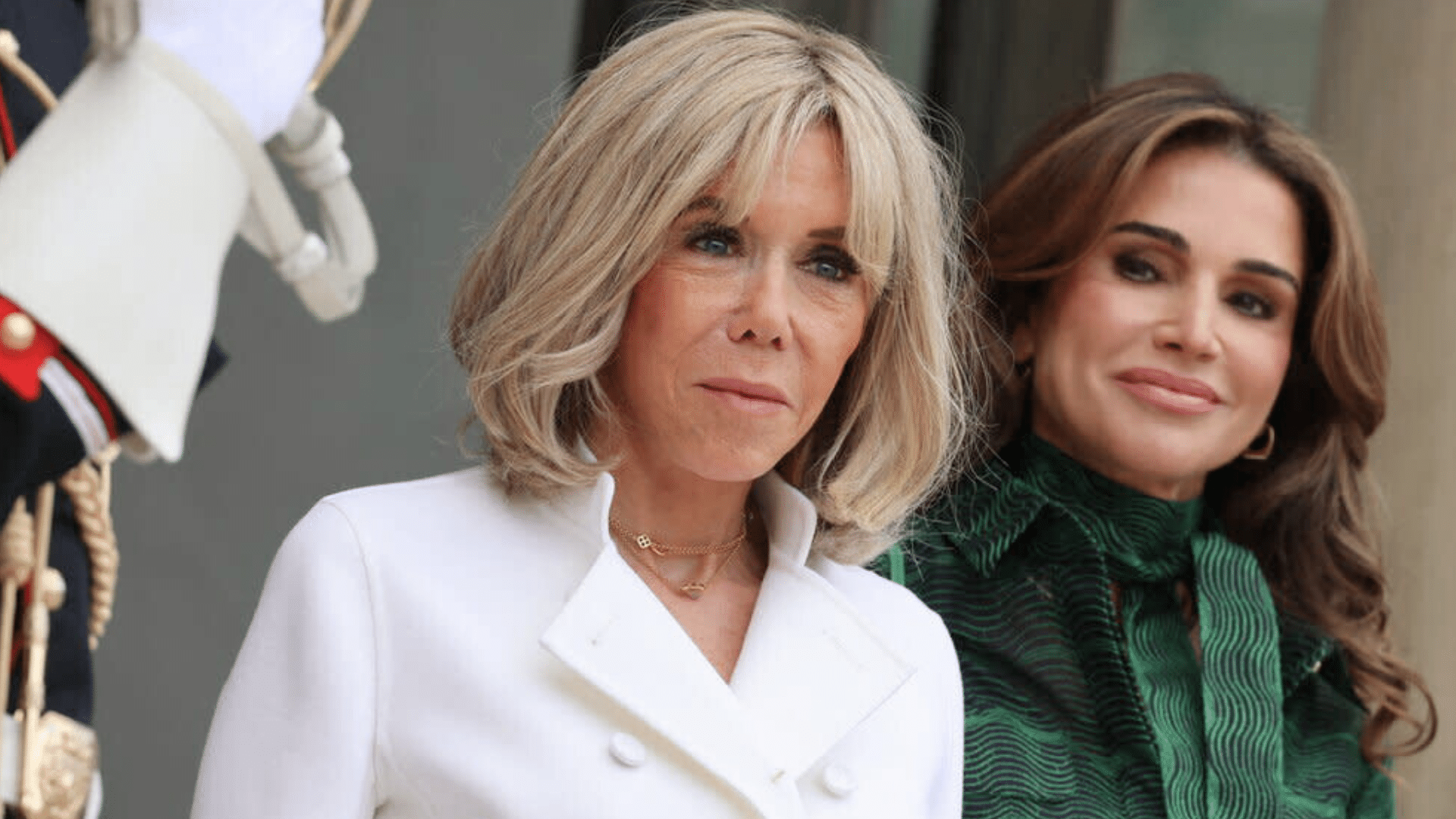 Brigitte Macron : en mini jupe, le récent et total look blanc de la Première dame épate
