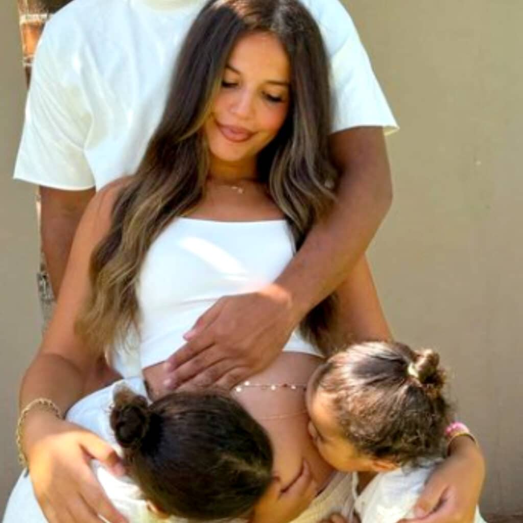 Poupette Kenza : elle annonce être enceinte et fait réagir les internautes