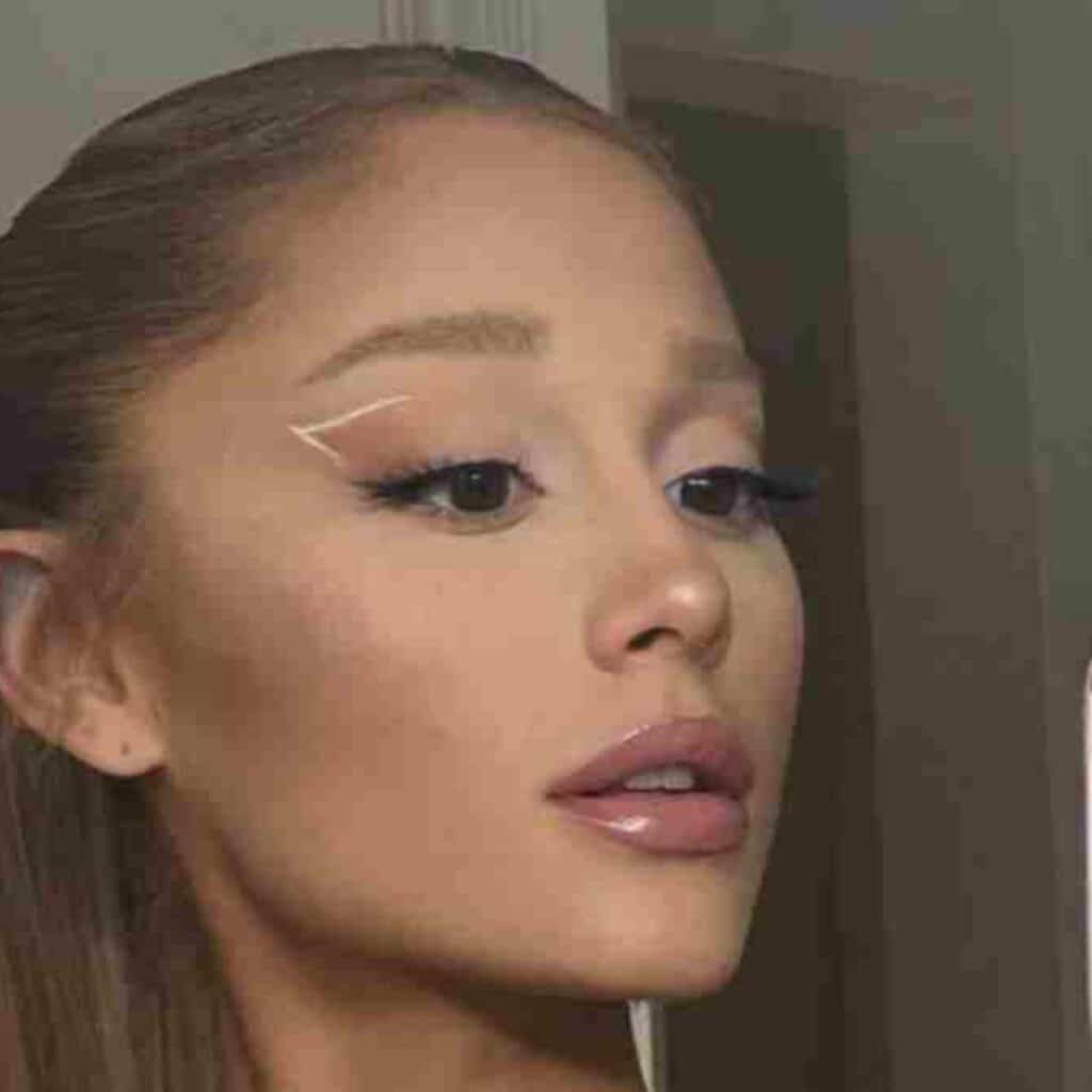 TikTok : l’astuce pour reproduire à la perfection le trait d’eyeliner d’Ariana Grande