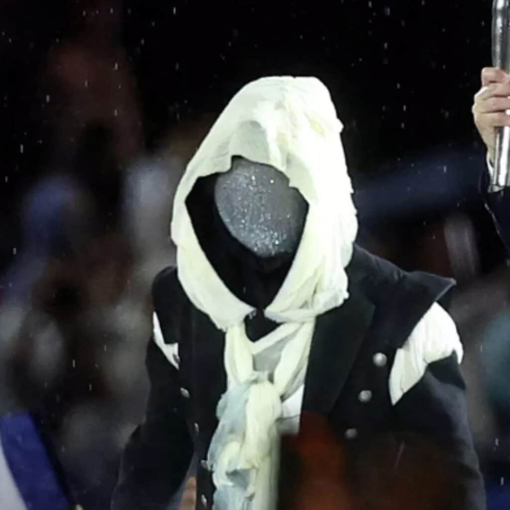 JO 2024 : on connaît l’identité du porteur de flamme masqué durant la cérémonie d’ouverture