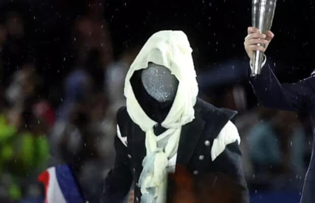 JO 2024 : on connaît l’identité du porteur de flamme masqué durant la cérémonie d’ouverture