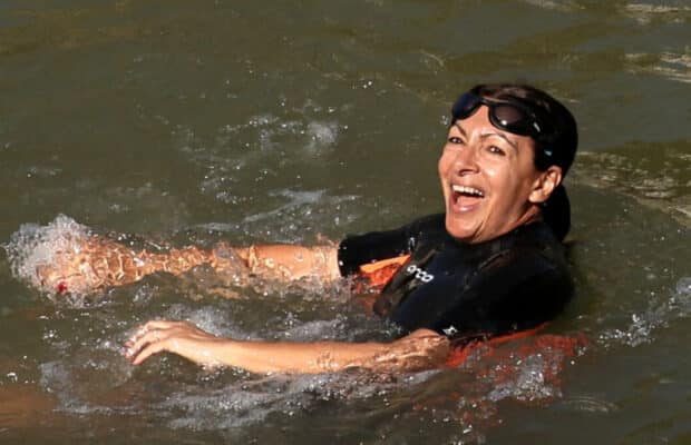 Anne Hidalgo dans la Seine : les internautes remarquent un objet à côté d’elle