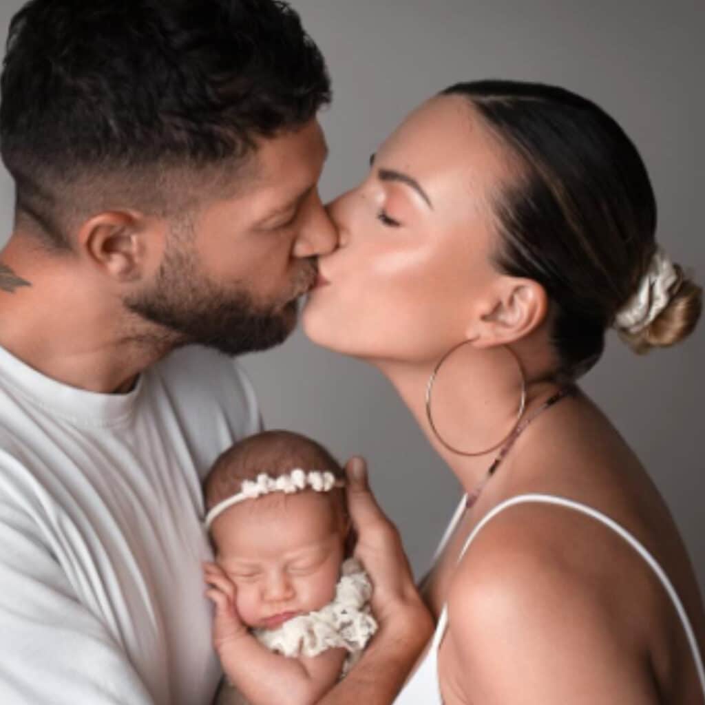 Giuseppa et Paga se rendent aux urgences avec leur bébé Adrianna. Alors qu'elle est hospitalisée, ils donnent des nouvelles.