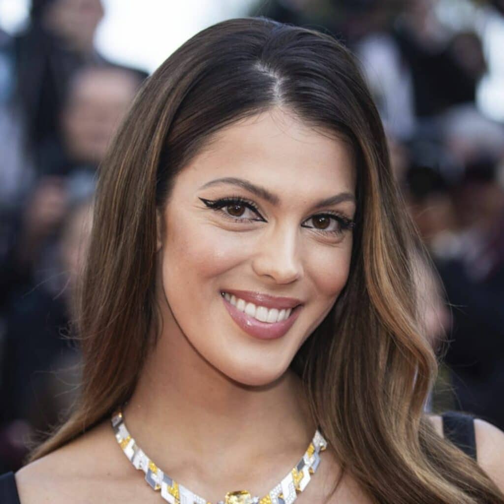 Iris Mittenaere : elle se moque d’elle-même dans un taxi
