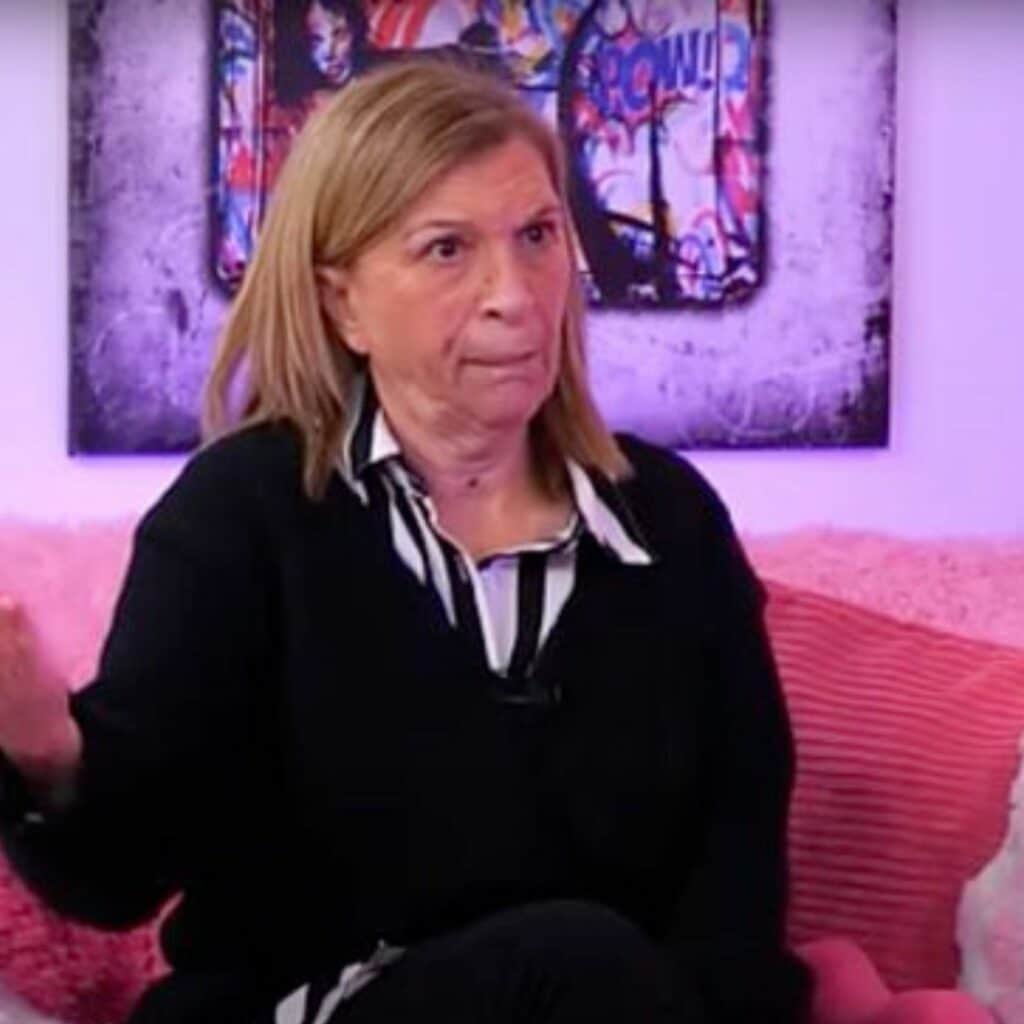 Linda (Les Cinquante) : ruinée après avoir tout perdu aux jeux d'argent, elle s'exprime en larmes