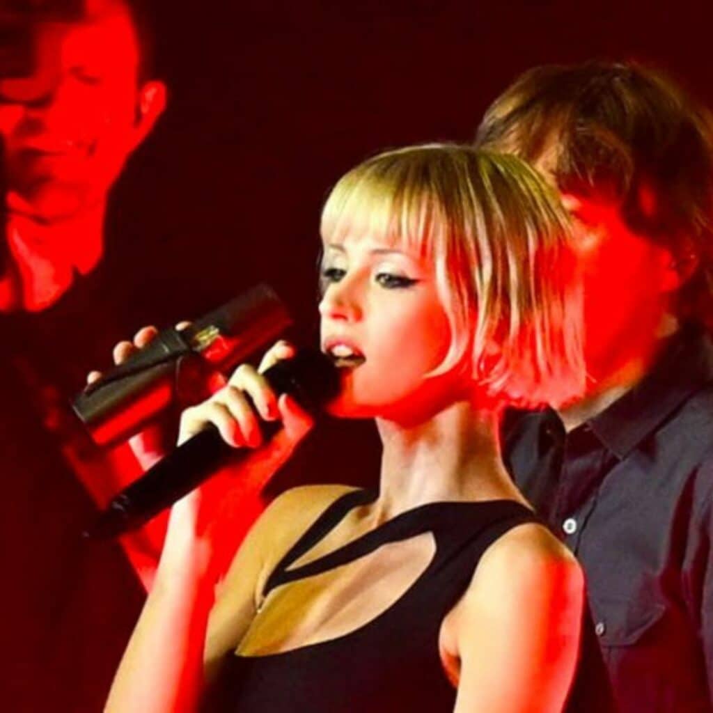 Angèle : la chanteuse montre les coulisses de la cérémonie de clôture des JO de Paris