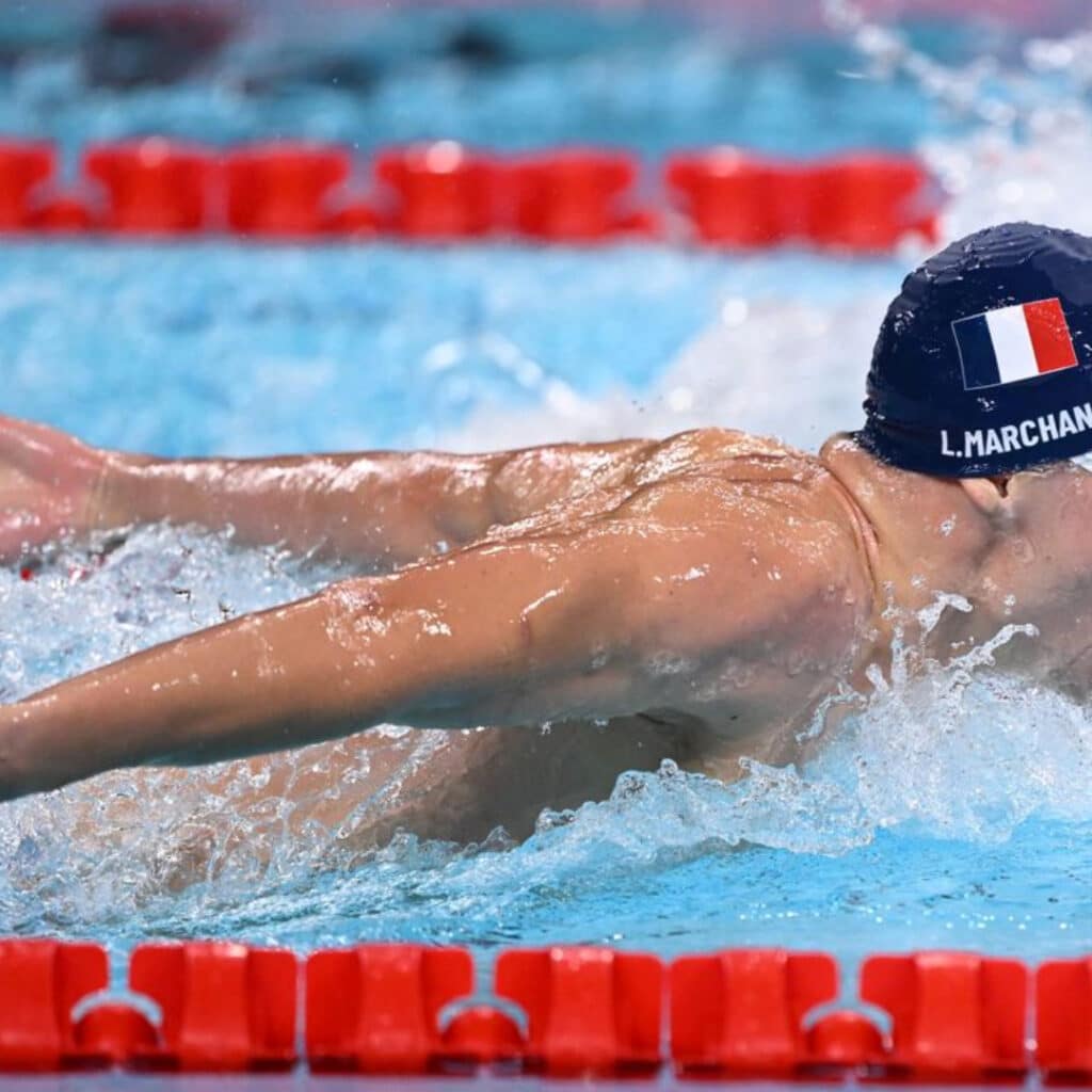 Léon Marchand (JO 2024) : il explique comment il a subitement battu son adversaire sur le 200m papillon