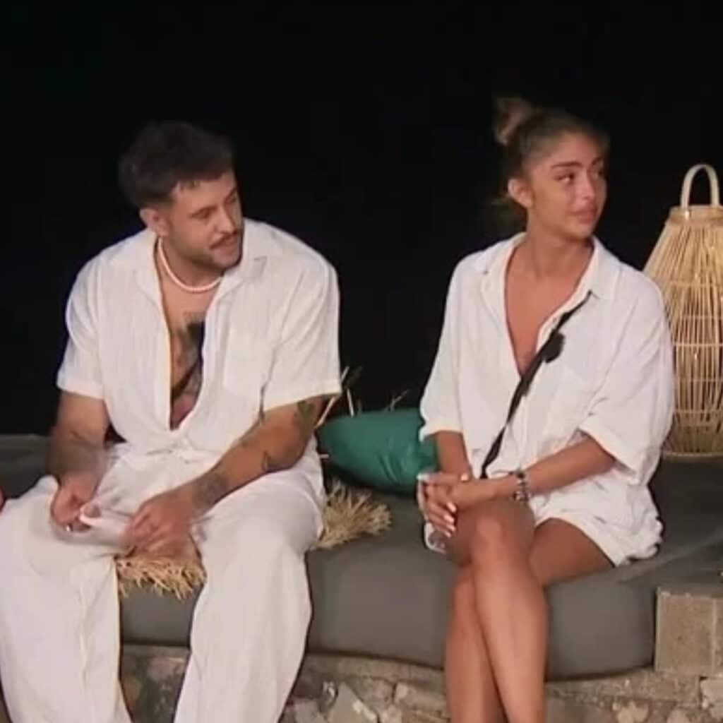 La Villa des Cœurs Brisés 9 : l’attitude d’un candidat lors de la table ronde pointée du doigt