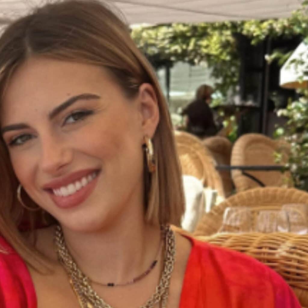 Giuseppa : elle se montre sans haut à la plage durant ses vacances avec Paga et leurs filles