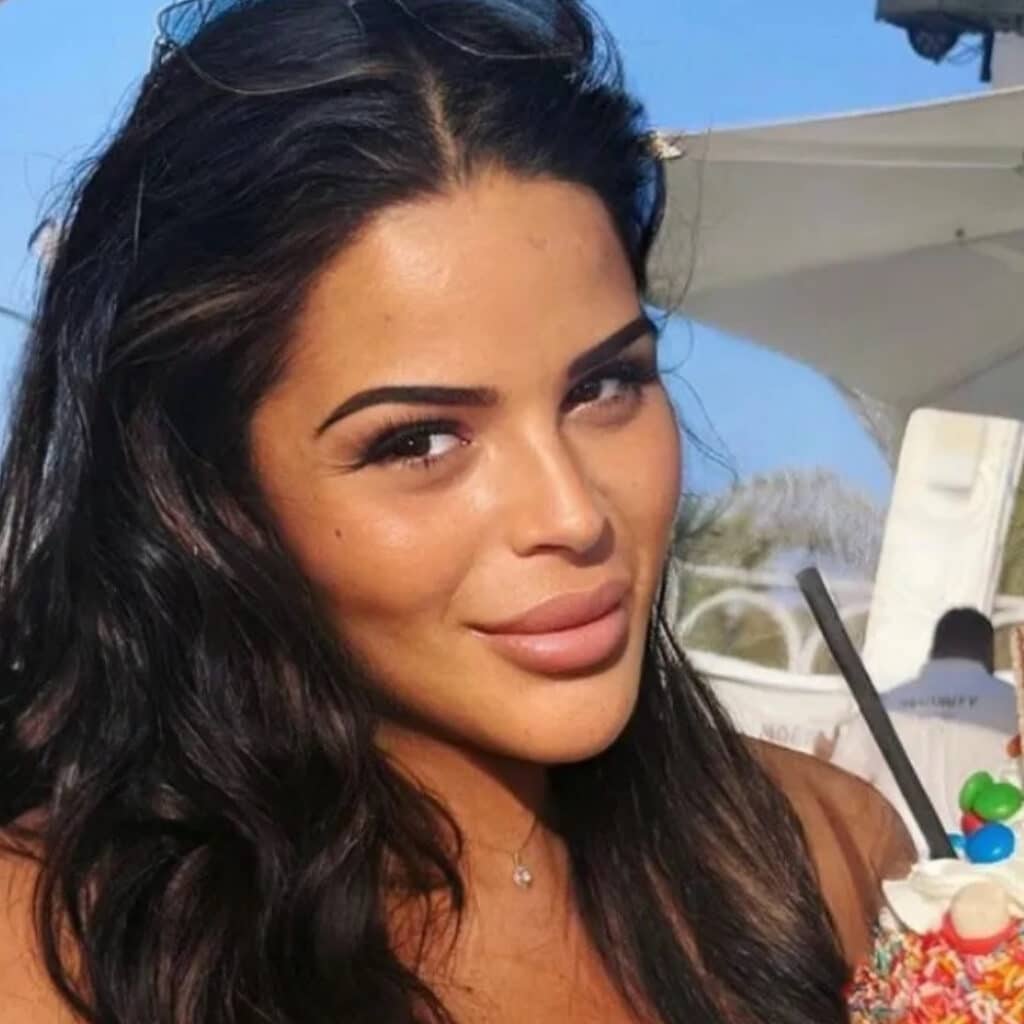 Sarah Fraisou : amoureuse et en couple avec un footballeur ?