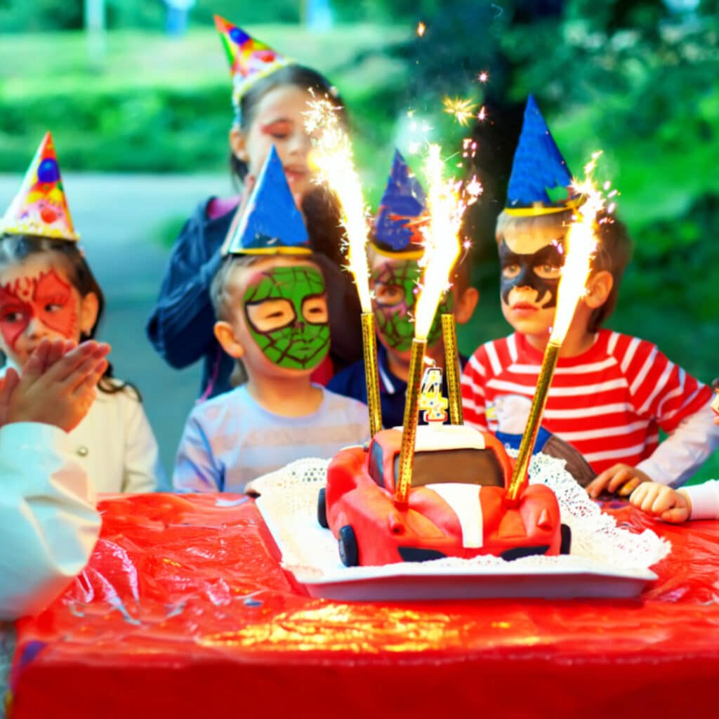 Un petit garçon arrive à une fête d’anniversaire mais repart avec son pouce amputé
