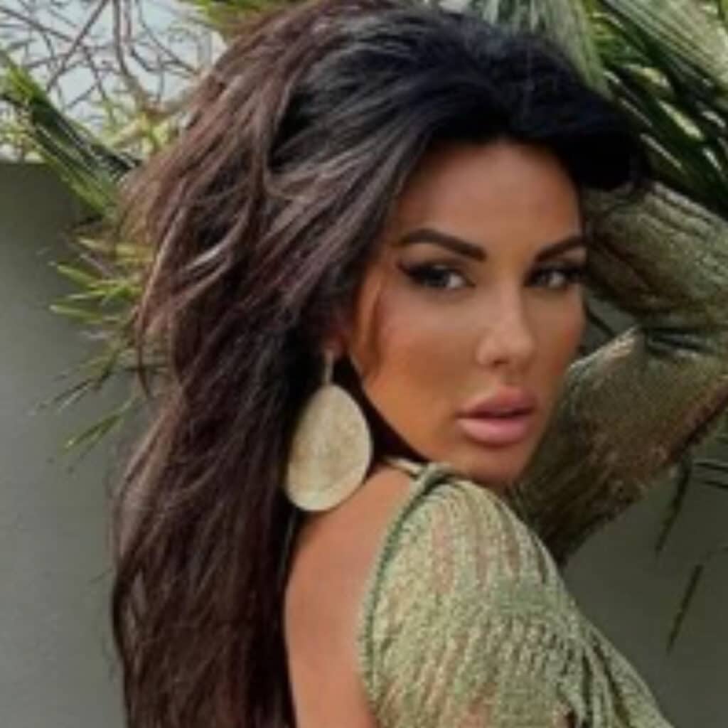 Laura Lempika : en couple et déjà enceinte ? Une photo interpelle sa communauté