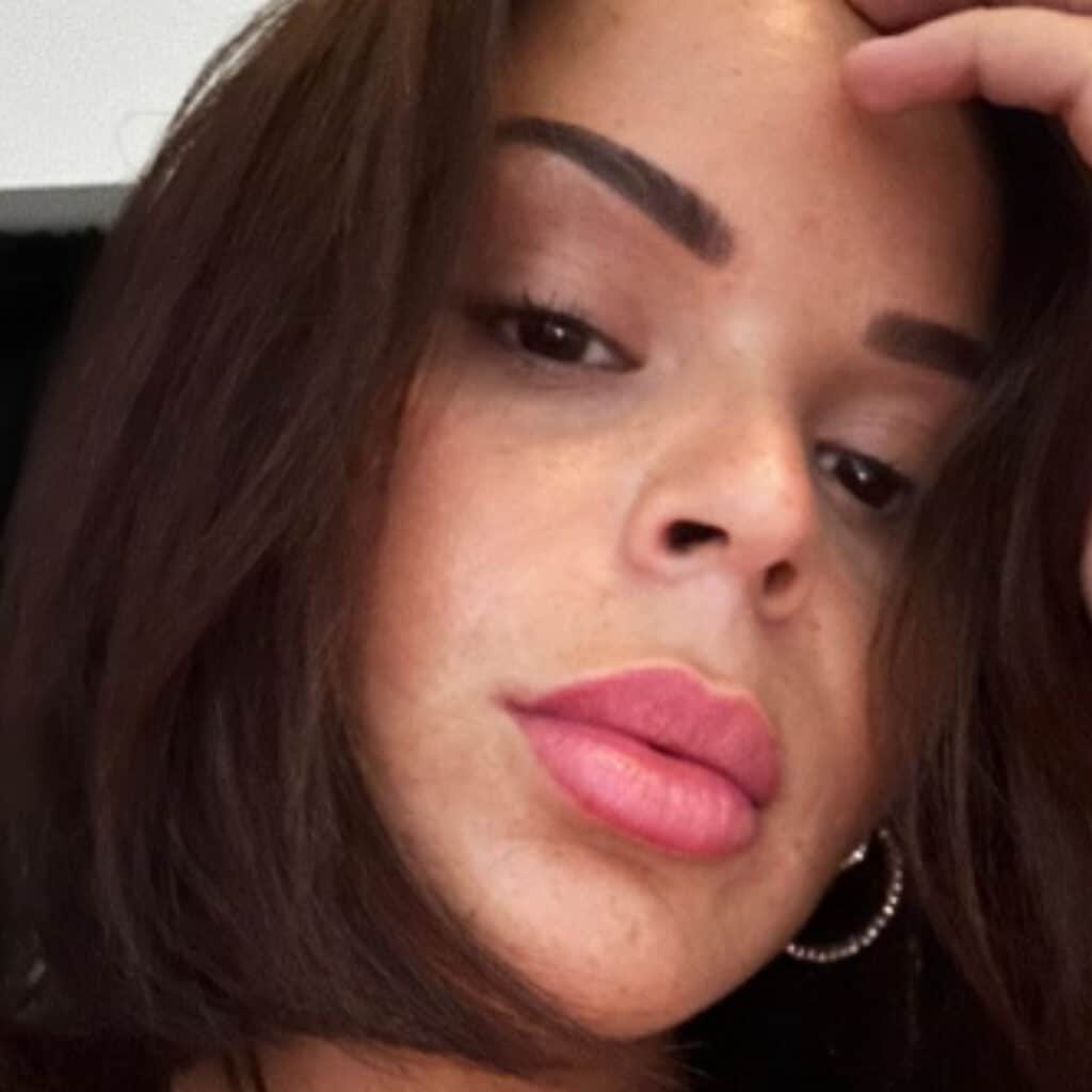Sarah Fraisou : taclée sur son attitude après le décès de son cousin, elle s’exprime