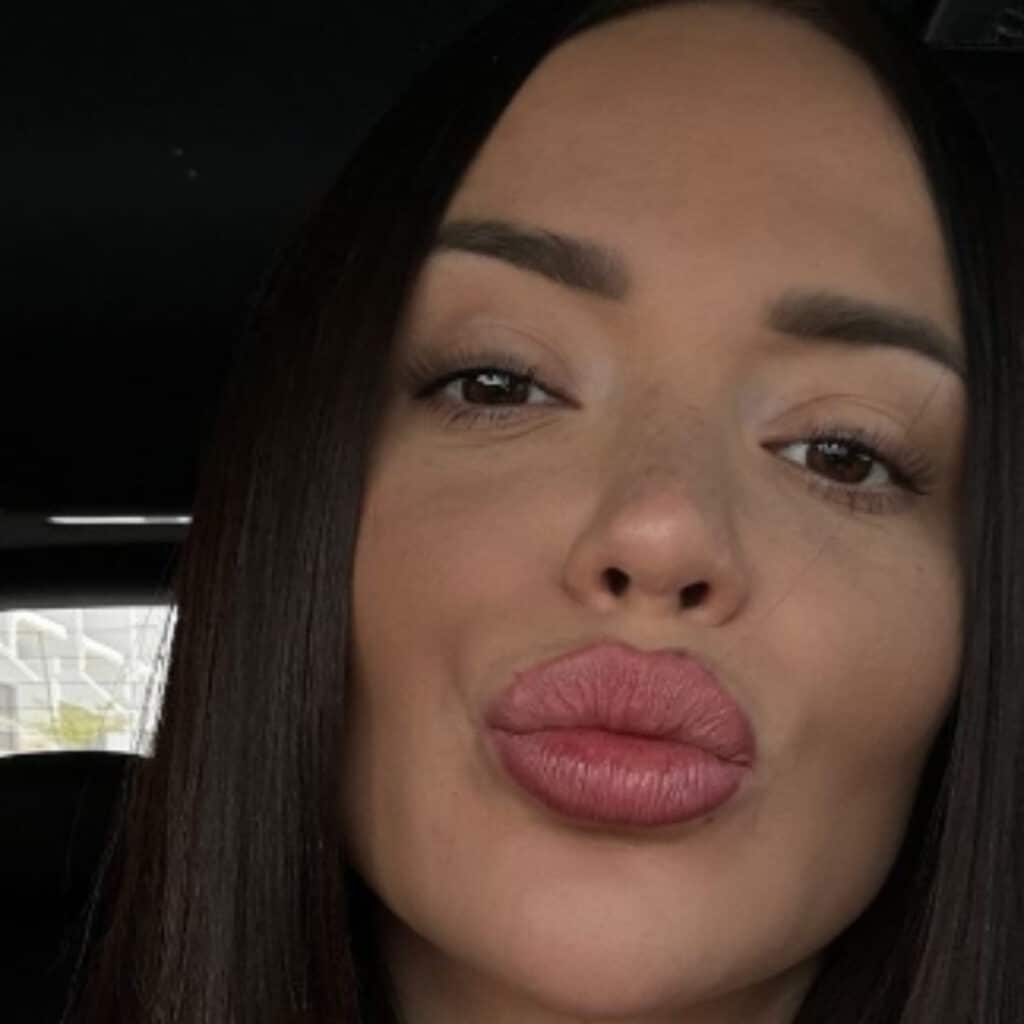Jelena enceinte : elle montre son babybump et livre un indice sur le prénom
