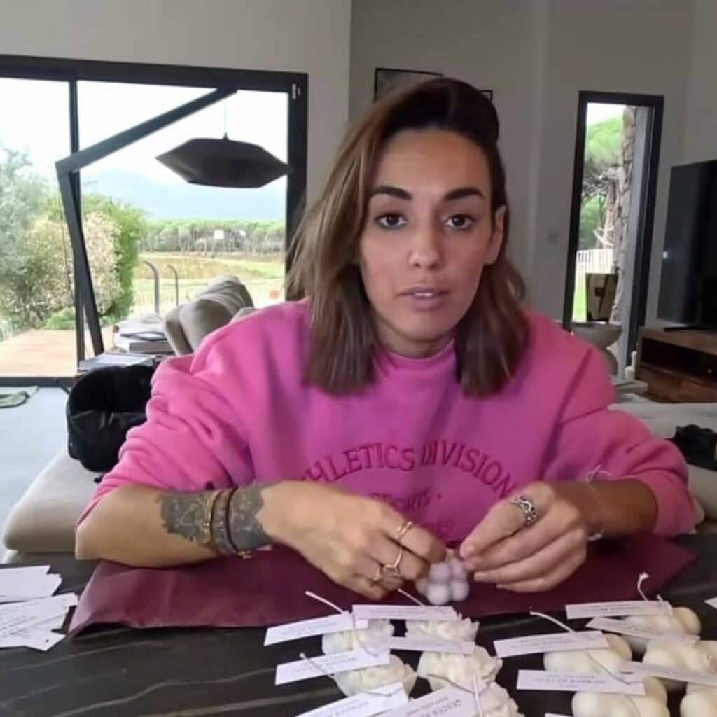 Hilona Gos : elle se justifie après avoir jeté une tranche de fromage sur son bébé