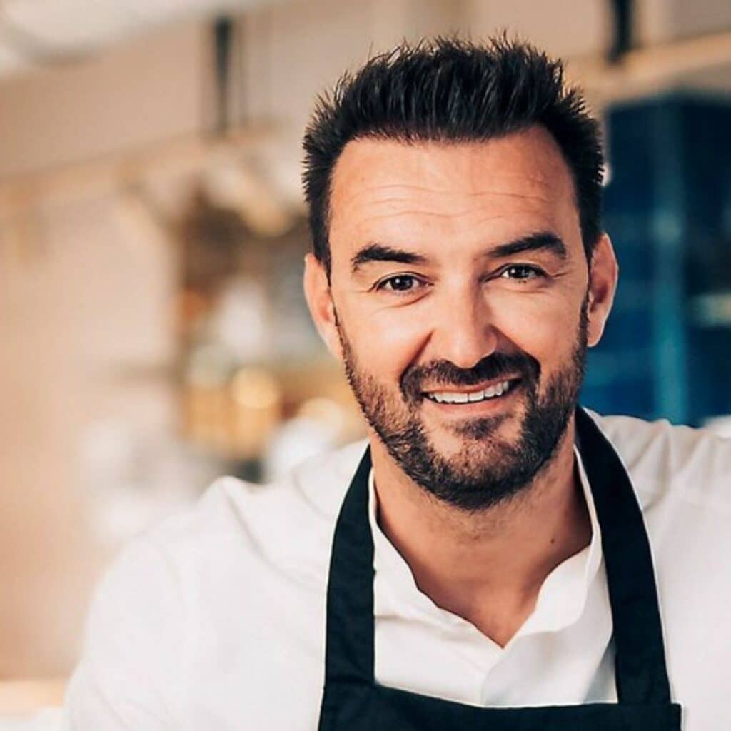 Cyril Lignac : le chef cuisinier se montre avec son fils et sa compagne comme rarement